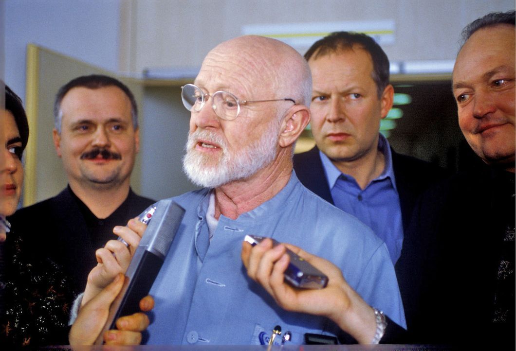 Professor Winkler (Ernst Jacobi, M.) ist eine Koryphäe auf dem Gebiet der Organzucht und stellt sich den Fragen der Presse. - Bildquelle: Sat.1