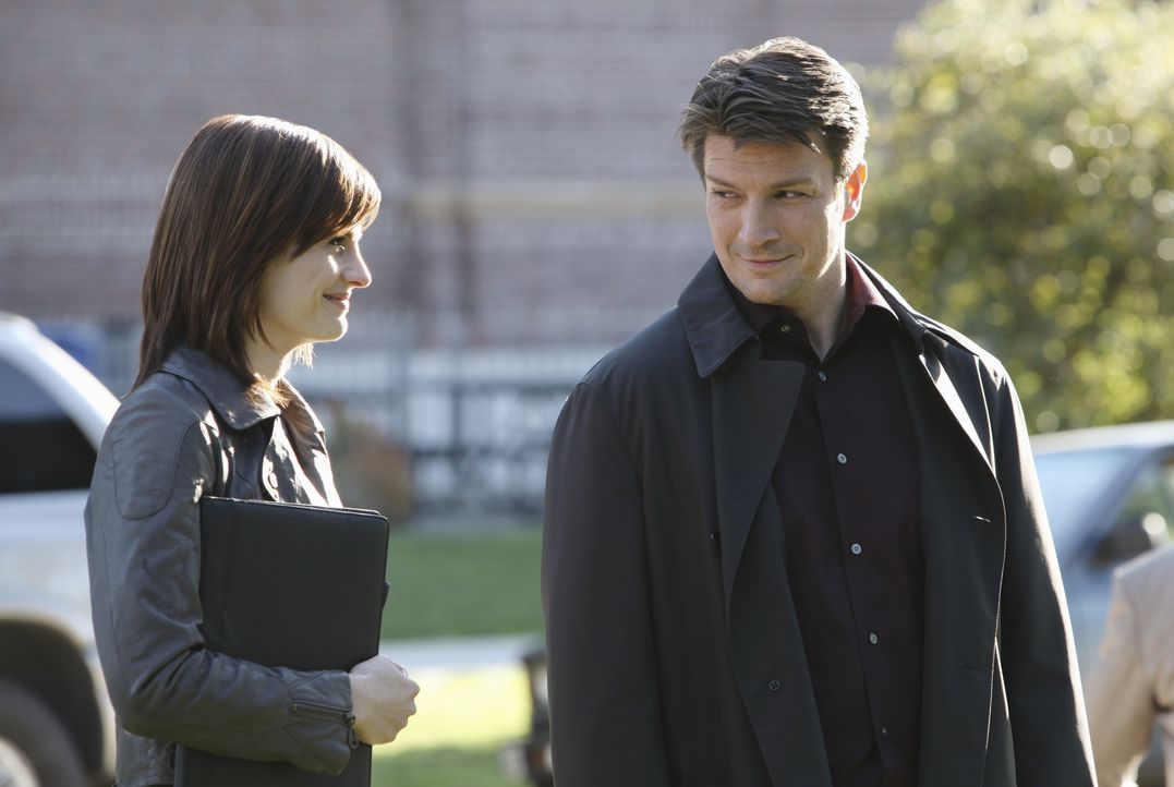 Kate Beckett (Stana Katic, l.) und Richard Castle (Nathan Fillion, r.) arbeiten gemeinsam an einem neuen Fall. - Bildquelle: ABC Studios