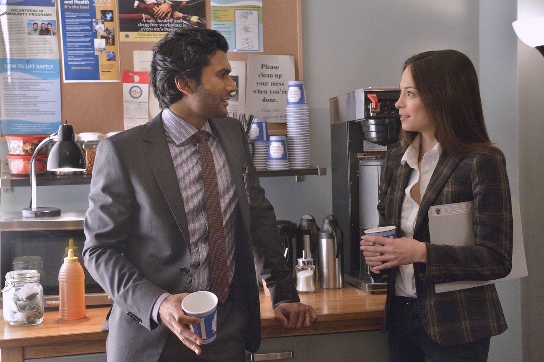 Cat (Kristin Kreuk, r.) traut Gabe Lowan (Sendhil Ramamurthy, l.), dem neuen Mitarbeiter des Bezirksstaatsanwalts, nicht über den Weg. Das Misstraue... - Bildquelle: Ben Mark Holzberg 2013 The CW Network, LLC. All rights reserved.