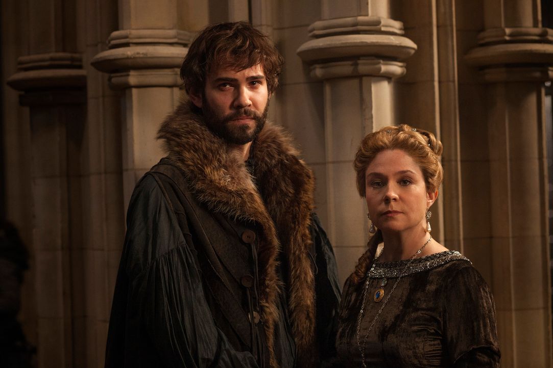 Nostradamus (Rossif Sutherland, l.), der Berater von Königin Katherine (Megan Follows, r.), hat in einer Vision gesehen, dass die Ehe mit Mary das L... - Bildquelle: Joss Barratt 2013 The CW Network, LLC. All rights reserved.