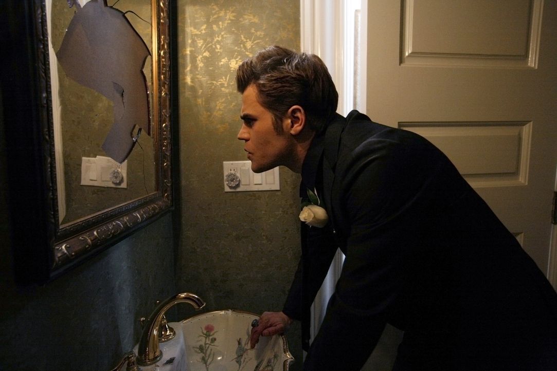 Stefan (Paul Wesley) ist wütend, weil er sein Verlangen nicht mehr kontrollieren kann. - Bildquelle: Warner Bros. Television