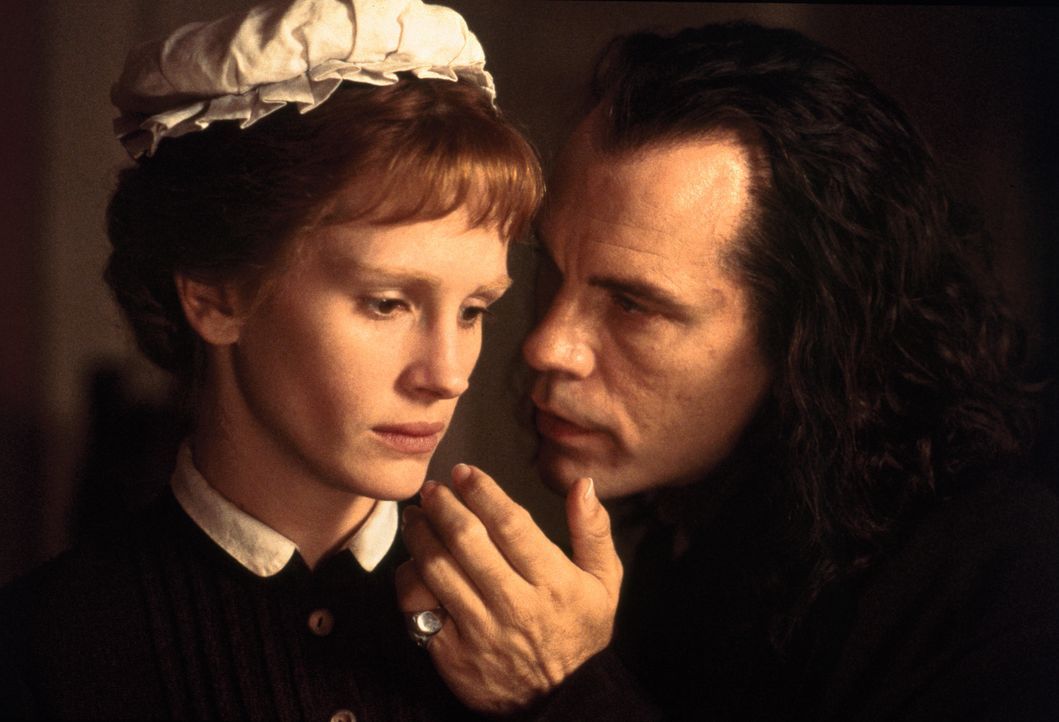 Während Dr. Jekyll zusehends an Kraft verliert, macht der schamlose Mr. Hyde (John Malkovich, r.) Mary (Julia Roberts, l.) eindeutige Avancen, von d... - Bildquelle: 1996 TriStar Pictures, Inc. All Rights Reserved.