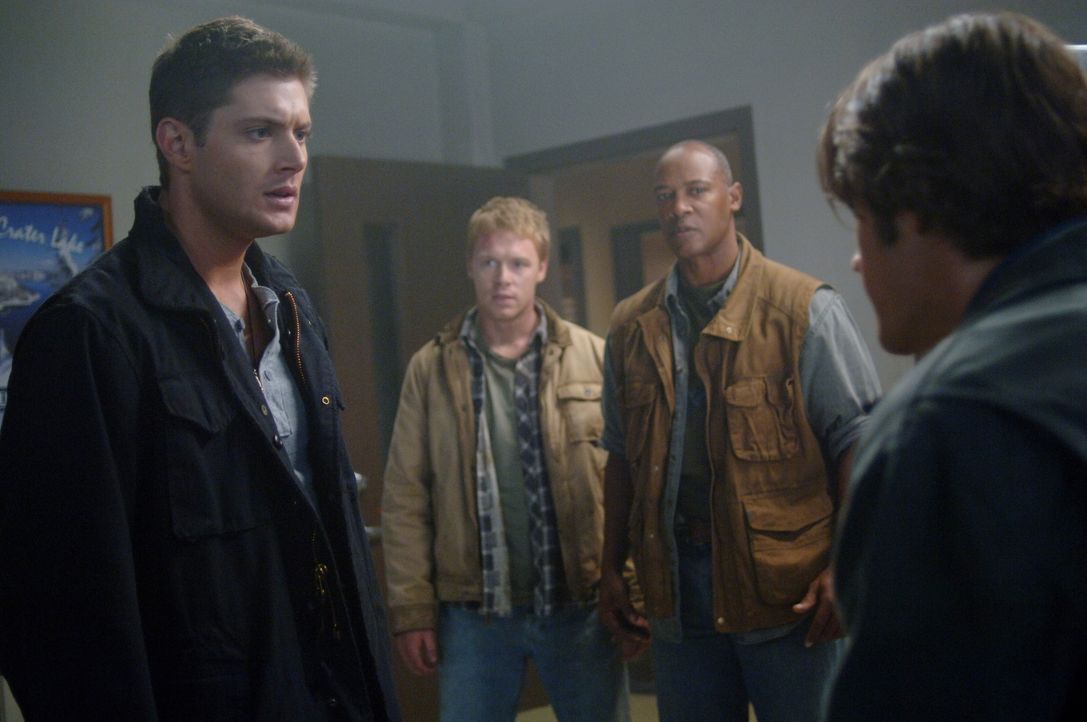 Dean (Jensen Ackles, l.) befürchtet, dass sich Sam (Jared Padalecki, r.) ebenfalls angesteckt hat ... - Bildquelle: Warner Bros. Television