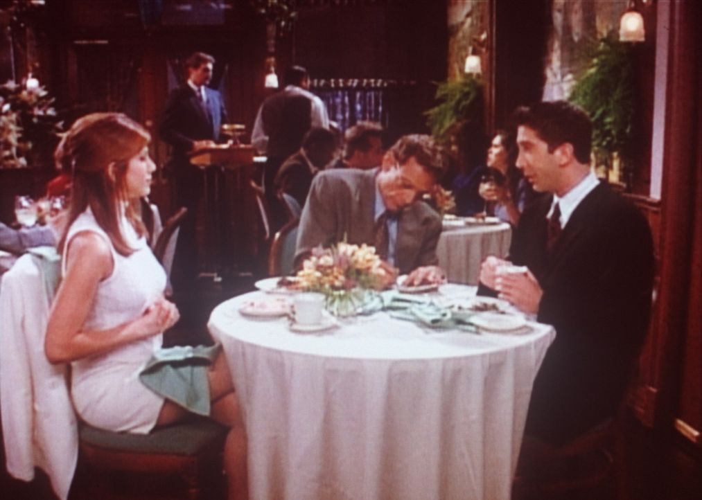 Rachel (Jennifer Aniston, l.) möchte, dass sich Ross (David Schwimmer, r.) und ihr Vater gut verstehen. - Bildquelle: TM+  2000 WARNER BROS.