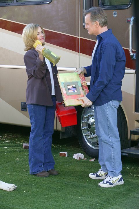 Nachdem Eric (Stephen Collins, r.) von seinem Vater ein riesiges Wohnmobil geschenkt bekommen hat, beschließen er und seine Frau (Catherine Hicks,... - Bildquelle: The WB Television Network