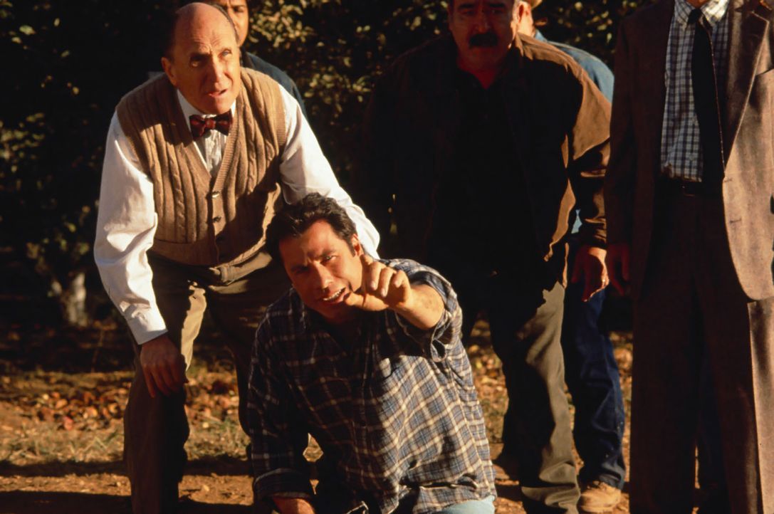 Erstaunt beobachtet der Dorfdoktor (Robert Duvall, l.) und die Dorfbewohner die unglaublichen Fähigkeiten, die sein Freund George Malley (John Travo... - Bildquelle: © Touchstone Pictures. All rights reserved