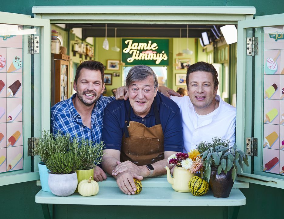(v.l.n.r.) Jimmy Doherty; Stephen Fry; Jamie Oliver - Bildquelle: Steve Ryan Jamie Oliver Productions, 2018 / Steve Ryan