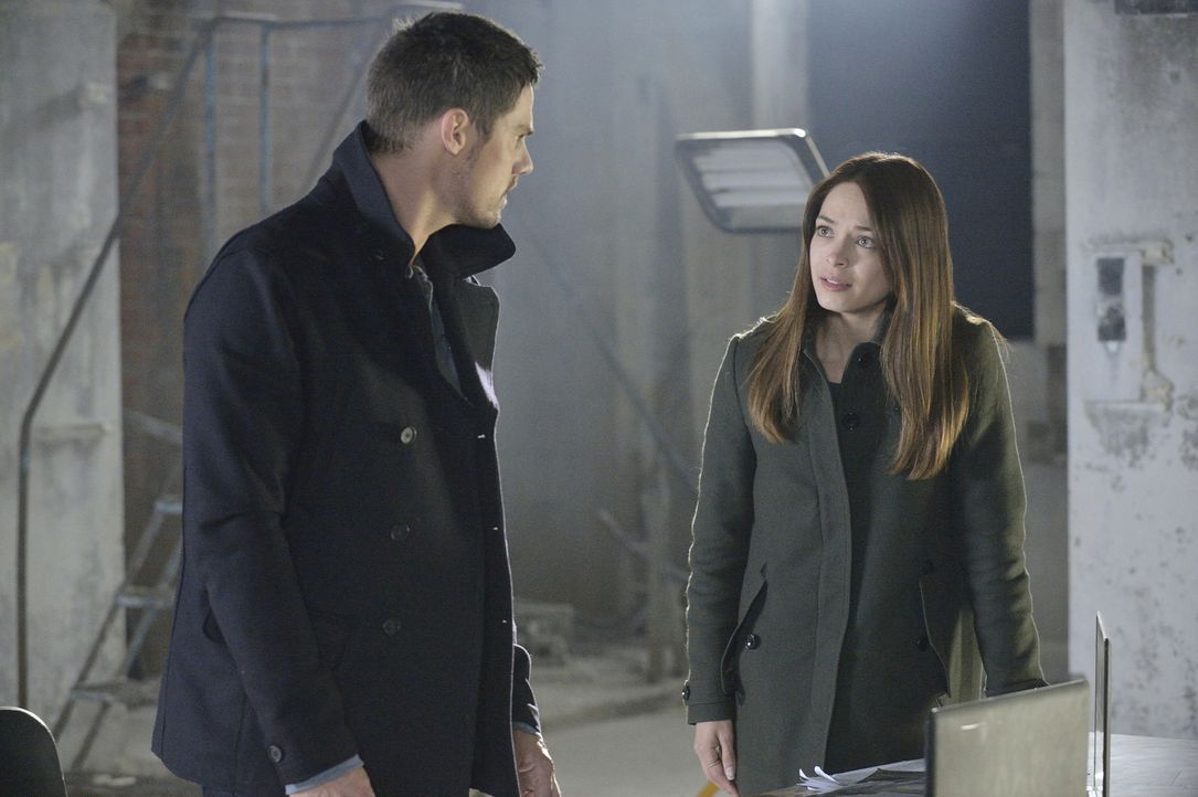 Lassen sich auf ein gefährliches Katz-und-Maus-Spiel mit Gabe ein: Vincent (Jay Ryan, l.) und Catherine (Kristin Kreuk, r.) ... - Bildquelle: 2013 The CW Network, LLC. All rights reserved.