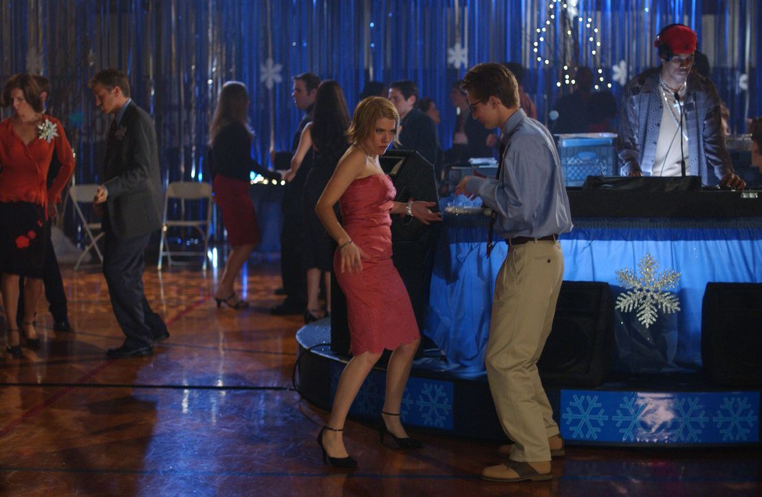 Auf dem Halbjahresball wird Luke (Michael Welch, r.) von Grace (Becky Wahlstrom, l.) überrascht ... - Bildquelle: Sony Pictures Television