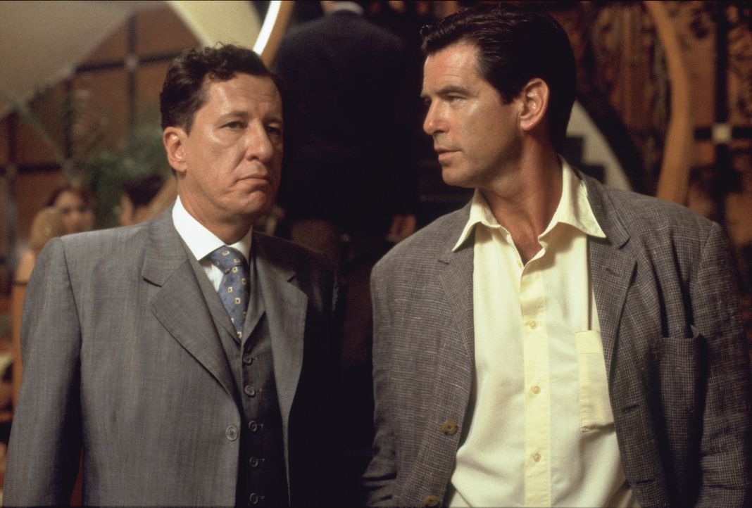 Im Computer stößt Osnard (Pierce Brosnan, r.) auf den Namen des Engländers Harry Pendel (Geoffrey Rush, l.), dem 'Schneider des Präsidenten'. Id... - Bildquelle: 2003 Sony Pictures Television International.