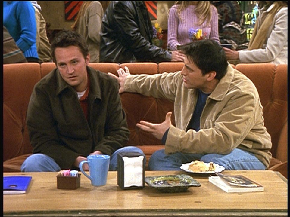 Chandler (Matthew Perry, l.) hat erfahren, dass Monica ursprünglich eine Nacht mit Joey (Matt LeBlanc, r.) verbringen wollte. - Bildquelle: TM+  2000 WARNER BROS.