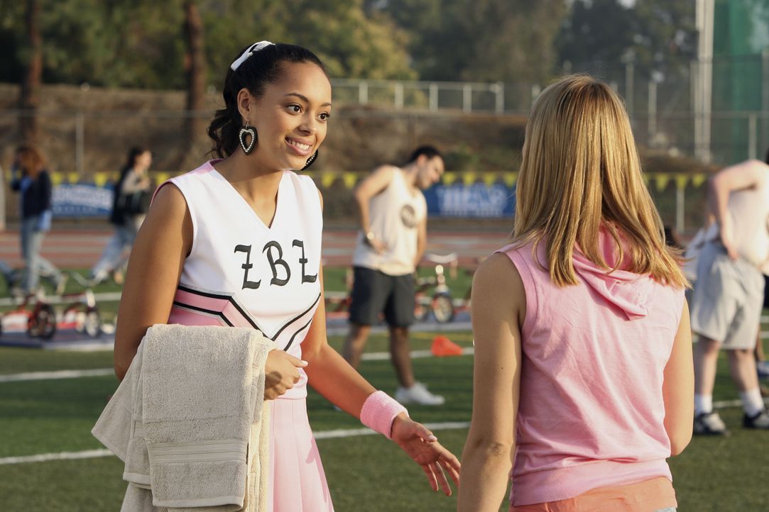 Ashleigh (Amber Stevens, l.) und Travis haben sich getrennt - Ashleigh hat schwer damit zu kämpfen. Casey (Spencer Grammer, r.) versucht, ihr Trost... - Bildquelle: ABC Family