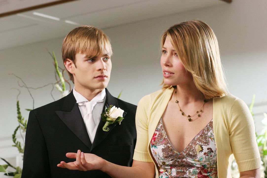 Kurz vor der Hochzeit scheint sich Simon (David Gallagher, l.) in seiner Entscheidung alles andere als sicher zu sein, während Mary (Jessica Biel,... - Bildquelle: The WB Television Network