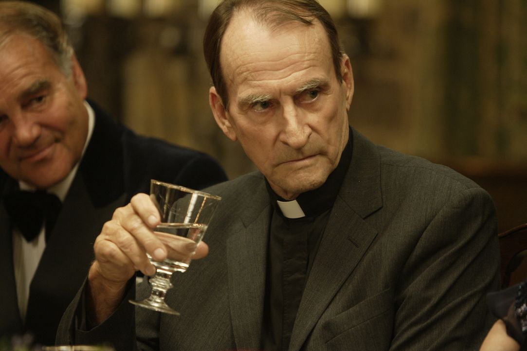 Verwirrt: Reverend Foote (James Sikking) ist der Meinung, Tom, die Brautjunger, wäre "vom anderen Ufer" ... - Bildquelle: 2008 Columbia Pictures Industries, Inc. and Beverly Blvd LLC. All Rights Reserved.