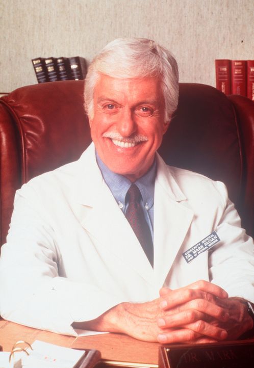 Dr. Sloan (Dick Van Dyke) am Schreibtisch, wo man ihn selten erlebt. - Bildquelle: Viacom