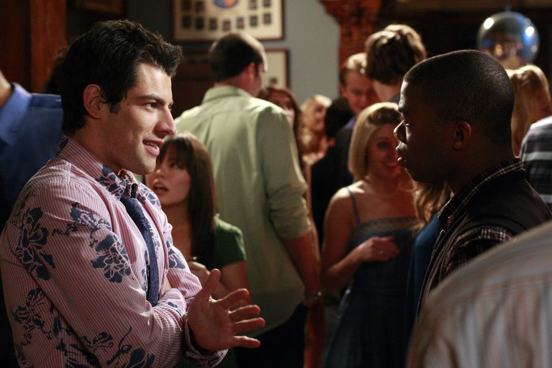 Calvin (Paul James, r.) lädt Michael (Max Greenfield, l.)  zur Verbindungsparty ein, doch er ist nicht sonderlich angetan, da er sich zu alt fühlt .... - Bildquelle: ABC Family