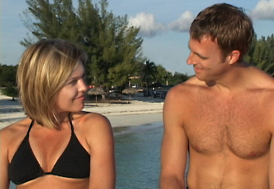 Das gestresste Paar Susan (Blanchard Ryan, l.) und Daniel (Daniel Travis, r.) genehmigt sich einen Urlaub auf den Bahamas. Doch der Urlaub wird plö... - Bildquelle: 2004 Lions Gate Films. All Rights Reserved.