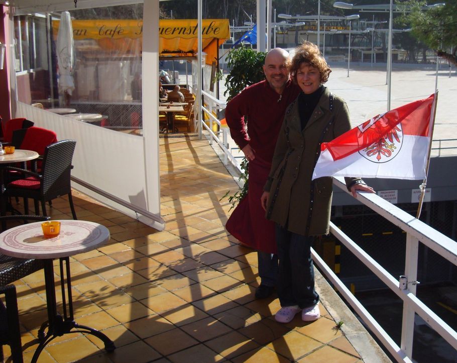 Außerdem zu sehen in der heutigen Folge: Mike und Martina Reindl in ihrem "Strandcafé Schwarzwald" auf Mallorca - Bildquelle: kabel eins