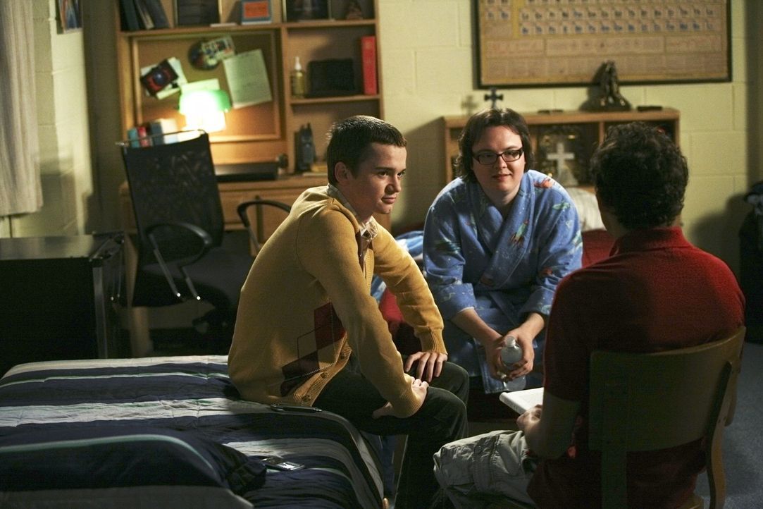 Rusty (Jacob Zachar, r.) entdeckt, dass Dales (Clark Duke, M.) bester Freund Kirk (Dan Byrd, l.) ein dunkles Geheimnis hat ... - Bildquelle: 2008 ABC Family