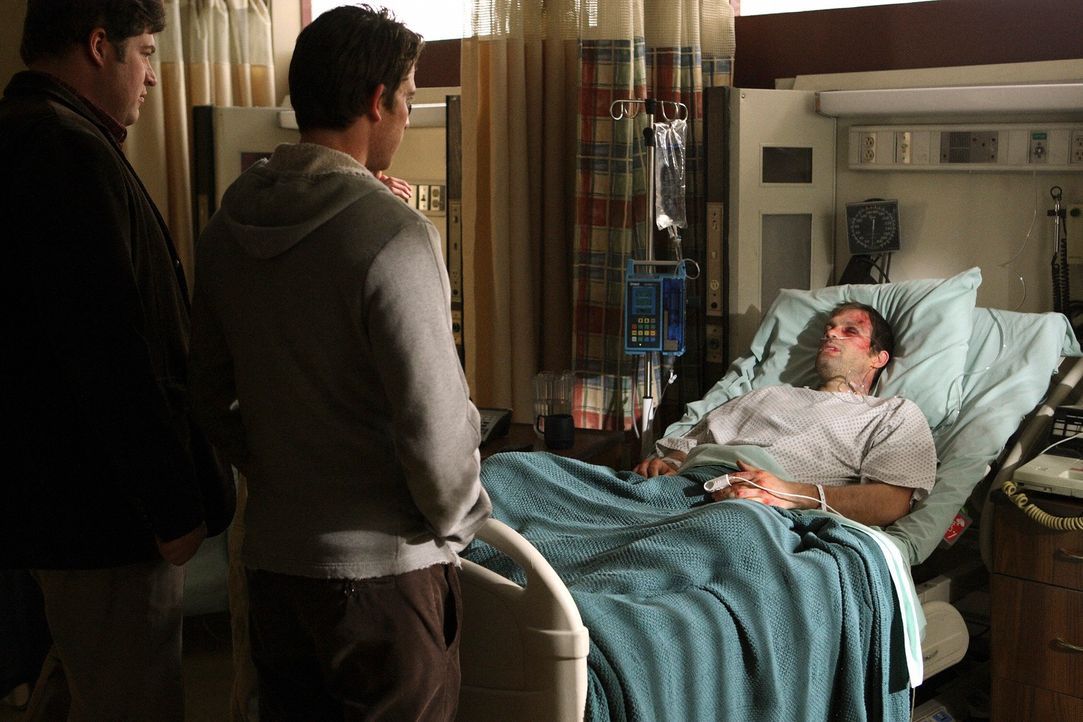 Warum wusste Ikey von dem Überfall auf Eddie (Geoff Stults, r.)? Nick (Bryan Greenberg, M.) und Owen (Brad William Henke, l.) ... - Bildquelle: ABC Studios