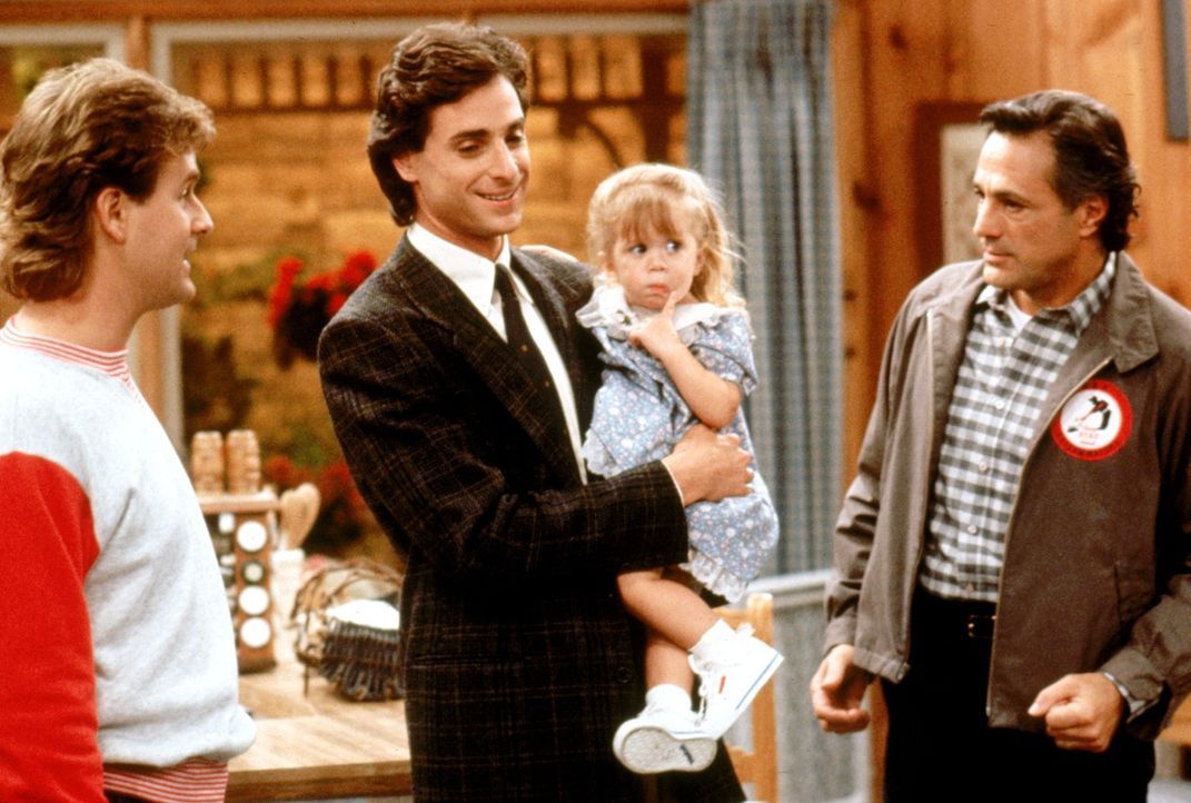 Noch ahnen Joey (Dave Coulier, l.), Danny (Bob Saget, 2.v.l.) und Michelle (Mary-Kate/Ashley Olsen, 2.v.r.) nicht, wie Jesses Vater Nick (John Aprea... - Bildquelle: Warner Brothers Inc.