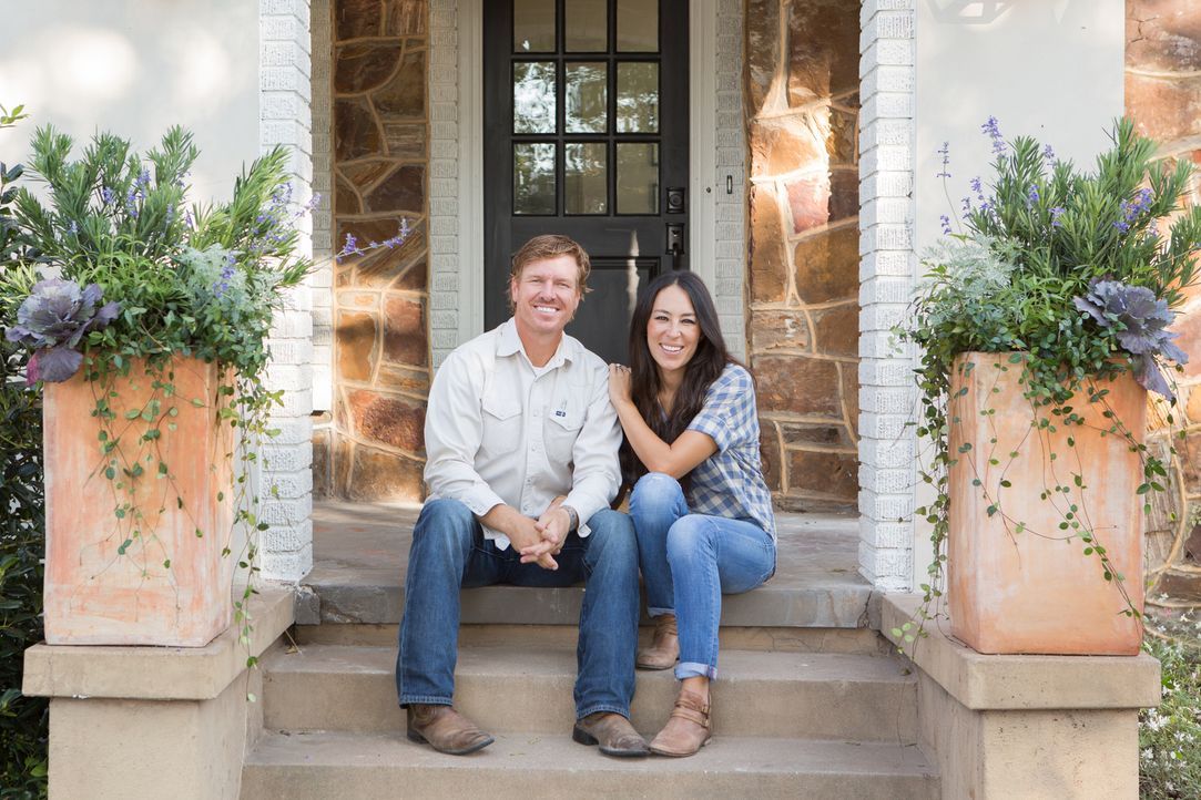 Joanna (r.) und Chip (l.) nehmen sich heute einen Haus-Flip vor. Sie kaufen ein Haus, renovieren es nach ihren Vorstellungen und verkaufen es dann w... - Bildquelle: Jennifer Boomer 2017, HGTV/Scripps Networks, LLC. All Rights Reserved.