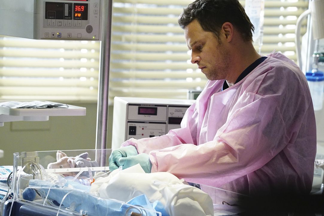 Nachdem Ben einen Notkaiserschnitt bei Gretchen McKay gemacht hat - muss sich Alex (Justin Chambers) um das Baby kümmern, um es zu retten ... - Bildquelle: Richard Cartwright ABC Studios