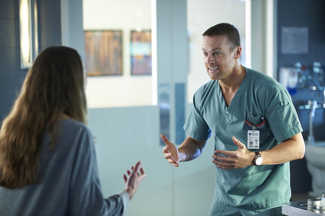 Ist es bereits zu spät, als Charlie (Michael Shanks, r.) den wahren Grund dafür erkennt, warum Vida Miranda (Roanna Cochrane, l.) glaubt, tot zu sei... - Bildquelle: Ken Woroner 2014 Hope Zee Three Inc.