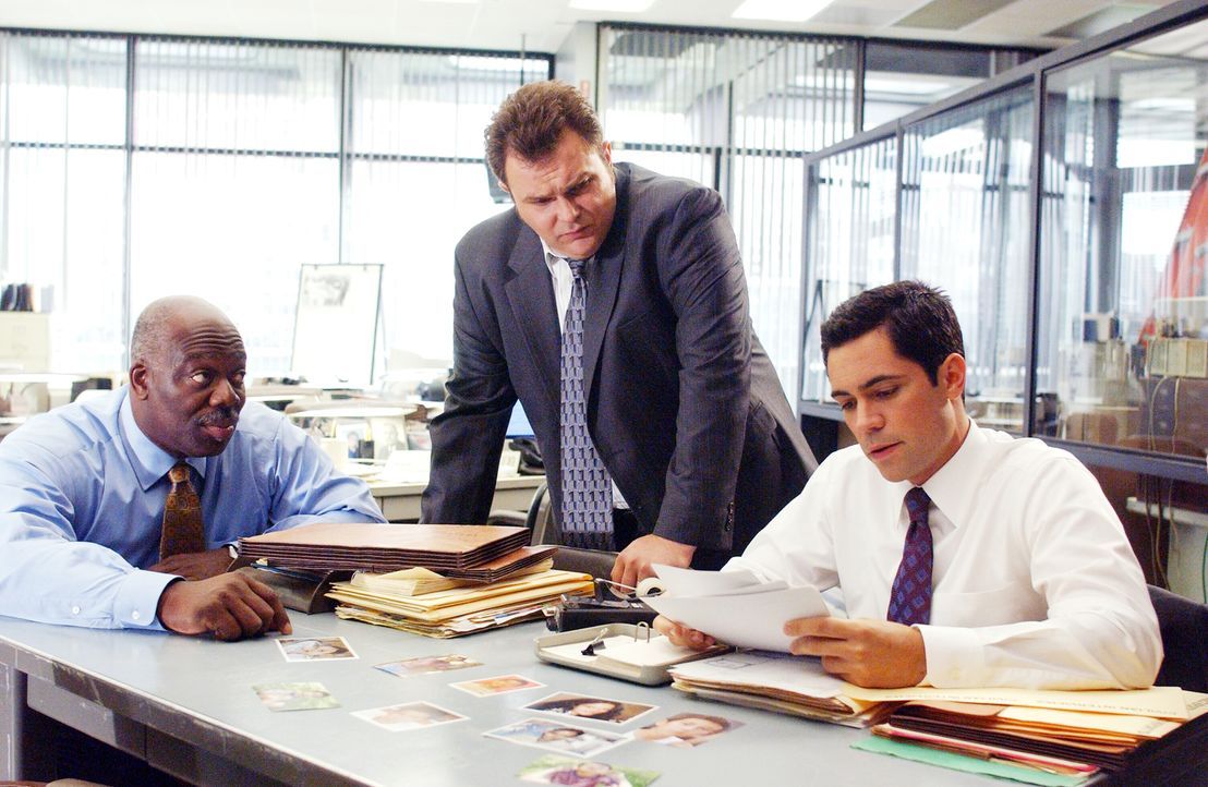 Im Einsatz für die Gerechtigkeit: (v.l.n.r.) Detective Will Jeffries (Thom Barry), Detective Nick Vera (Jeremy Ratchford) und Detective Scott Valens... - Bildquelle: Warner Bros. Television