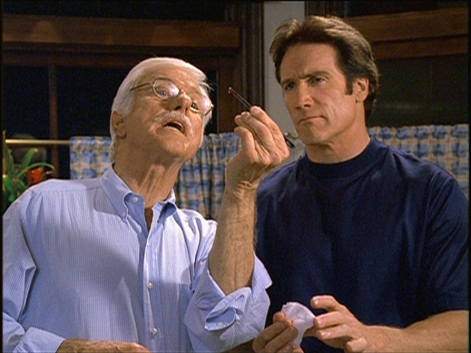 Mark (Dick Van Dyke, l.) zeigt Steve (Barry Van Dyke, r.) eine Kontaktlinse, die ein Hinweis auf den Mörder sein könnte. - Bildquelle: Viacom