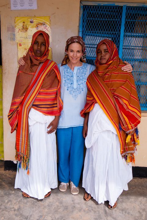 Diana Lane (M.) reist nach Somalia, wo Genitalverstümmelung an Frauen praktiziert wird. - Bildquelle: Fremantle