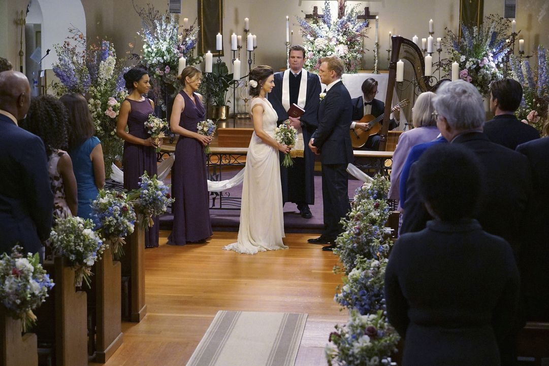 Im Beisein ihrer "Schwestern" Meredith (Ellen Pompeo, 2.v.l.) und Maggie (Kelly McCreary, l.), gibt Amelia (Caterina Scorsone, M.) Owen (Kevin McKid... - Bildquelle: Byron Cohen ABC Studios
