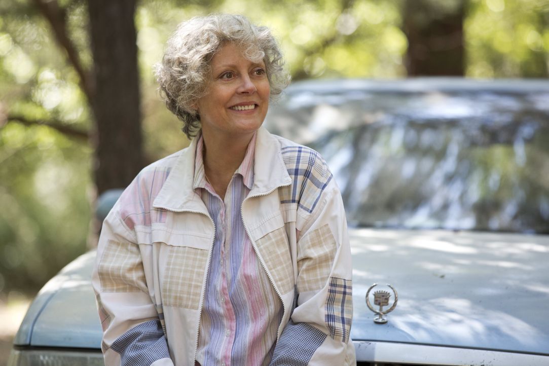 Der kranken und durchgeknallten Pearl (Susan Sarandon) kommt der Roadtrip ihrer Enkelin gerade recht: Sie will nochmal ordentlich einen drauf machen... - Bildquelle: Warner Bros. Television