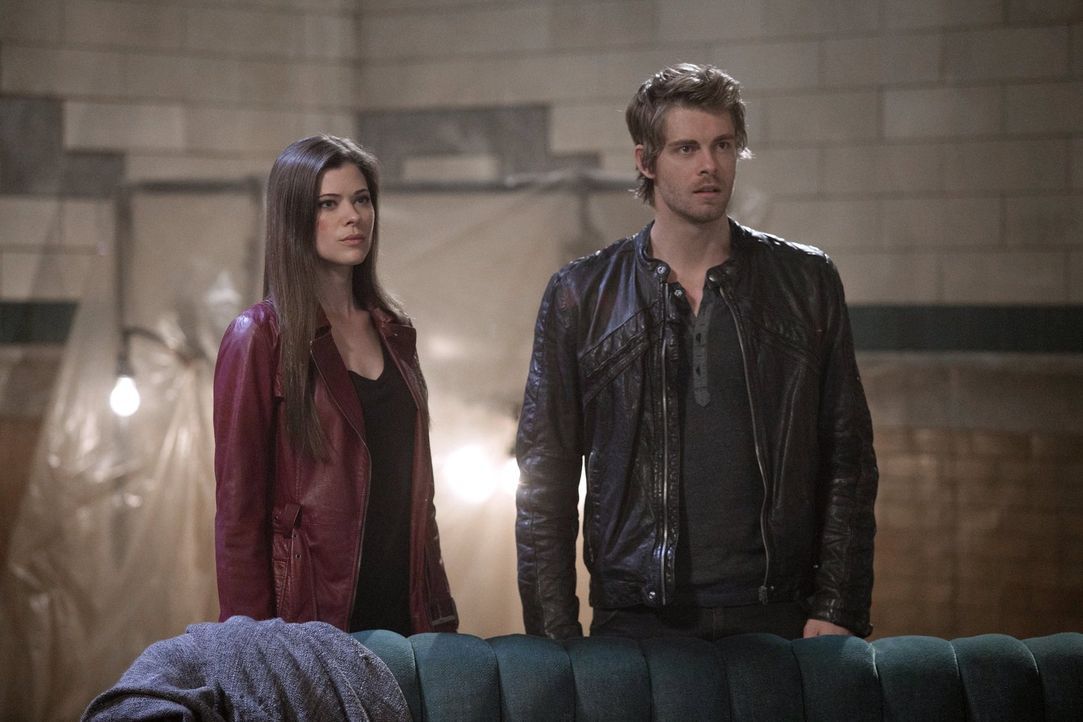 Während Cara (Peyton List, l.) sich gegen einen alten Feind wehren muss, versucht John (Luke Mitchell, r.) der verzweifelten Astrid zu helfen ... - Bildquelle: Warner Bros. Entertainment, Inc