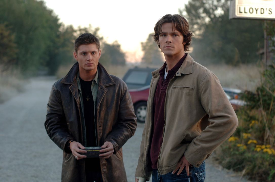 Der Fall wird immer mysteriöser: Sam (Jared Padalecki, r.) und Dean (Jensen Ackles, l.) glauben, dass ein Dämon in Form eines schwarzen Höllenhundes... - Bildquelle: Warner Bros. Television