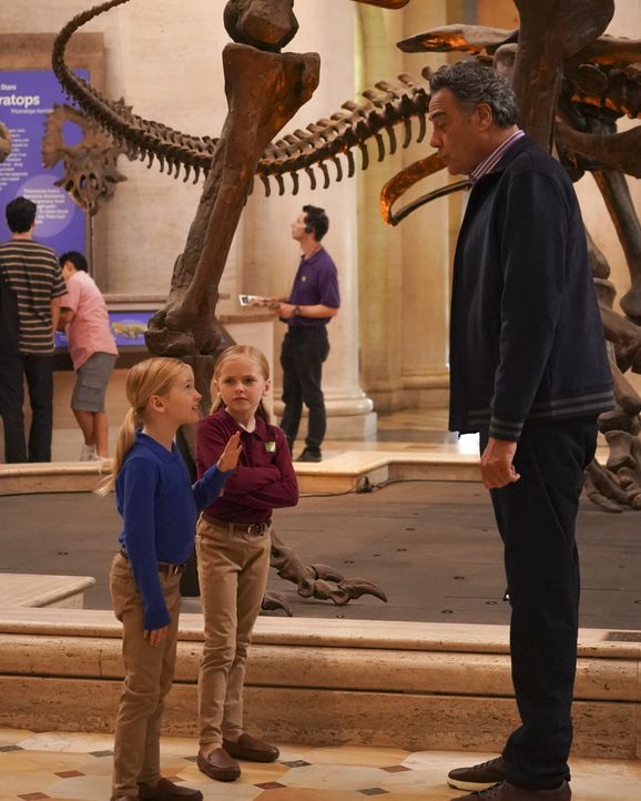 (v.l.n.r.) Amy Fogerty (Ella Allan); Emma Fogerty (Mia Allan); Douglas Fogerty (Brad Garrett) - Bildquelle: Richard Cartwright © 2019-2020 American Broadcasting Companies. All rights reserved. / Richard Cartwright