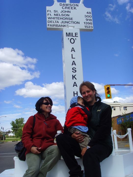 Thomas (r.) und Katrin (l.) Ebersbach wandern mit ihrem vierjährigen Sohn Vincent (M.) vom sächsischen Ellefeld nach Kanada aus ... - Bildquelle: kabel eins