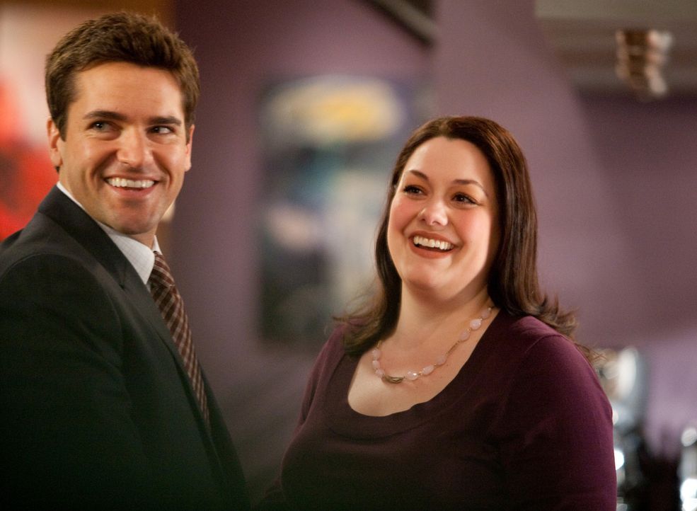 Jane (Brooke Elliott, r.) freut sich das erste Mal mit Grayson (Jackson Hurst, l.) zusammenarbeiten, doch dann wird ihr der Fall von Kim weggeschnap... - Bildquelle: 2009 Sony Pictures Television Inc. All Rights Reserved.