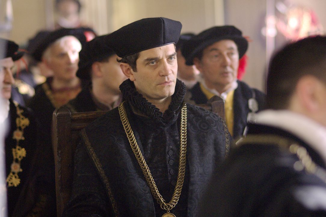 Der Sekretär des Königs, Thomas Cromwell (James Frain, M.), führt Thomas Cranmer beim König ein, der ihn dann zu seinem Hauskaplan ernennt ... - Bildquelle: 2008 TM Productions Limited and PA Tudors II Inc. All Rights Reserved.