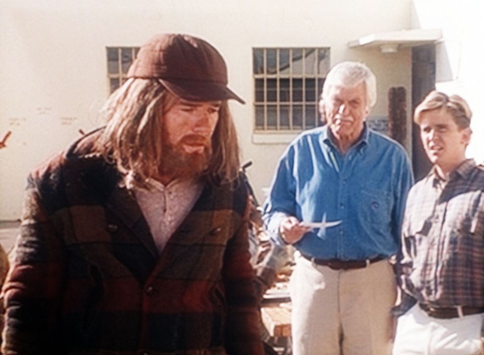 Mark (Dick Van Dyke, 2.v.r.) und Jesse (Charlie Schlatter, r.) befragen den Obdachlosen Walter. - Bildquelle: Viacom