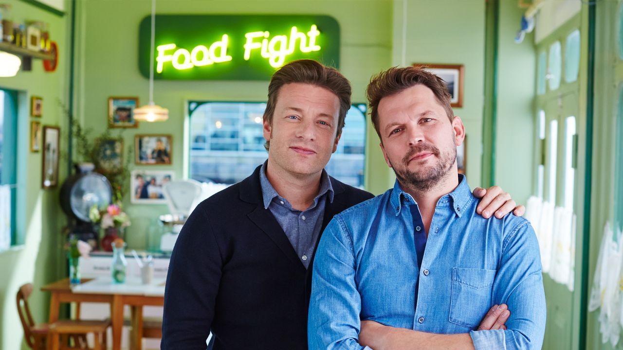 Brechen gemeinsam zu neuen kulinarischen Abenteuern auf und bekommen dabei prominente Küchenhelfer: Jamie Oliver (l.) und Jimmy Doherty (r.) ... - Bildquelle: David Loftus 2016 Jamie Oliver Enterprises Limited/ David Loftus