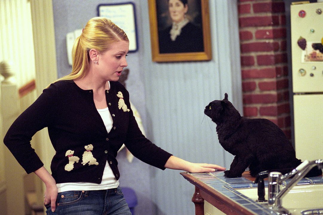 Sabrina (Melissa Joan Hart, l.) führt ein wichtiges Gespräch mit Salem (r.) ... - Bildquelle: Paramount Pictures