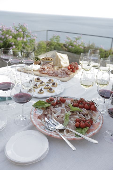 Zu einem guten Essen gehört auch das passende Glas Wein. Giada weiß ganz genau, worauf man dabei achten muss und wie man Wein und Mahlzeit am besten... - Bildquelle: 2015,Television Food Network, G.P. All Rights Reserved