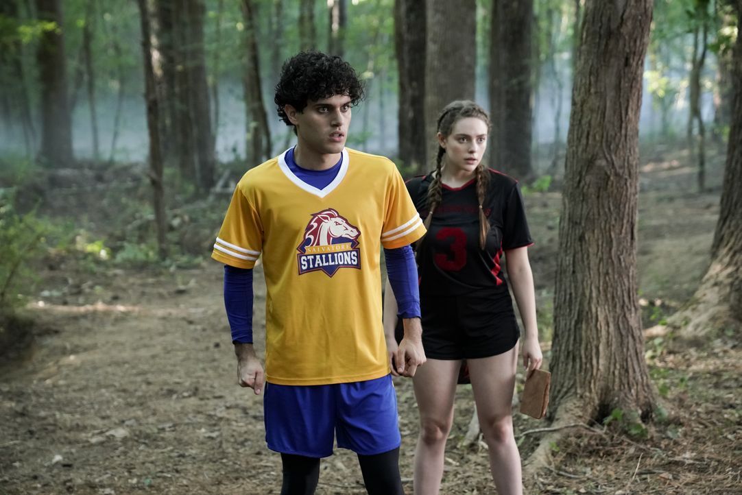 Landon Kirby (Aria Shahghasemi, l.); Hope Mikaelson (Danielle Rose Russell, r.) - Bildquelle: Jace Downs 2020 Warner Bros Entertainment Inc. All rights reserved. / Jace Downs