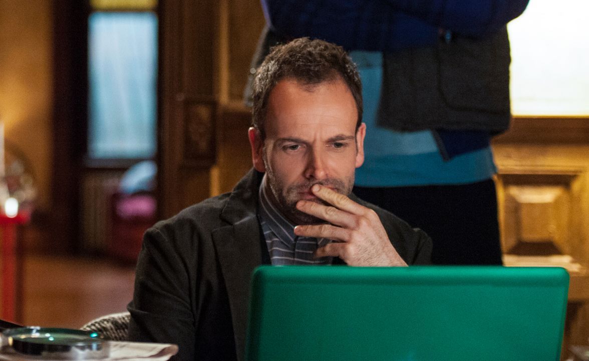 Versucht einen neuen Mordfall zu lösen: Sherlock Holmes (Jonny Lee Miller) ... - Bildquelle: CBS Television