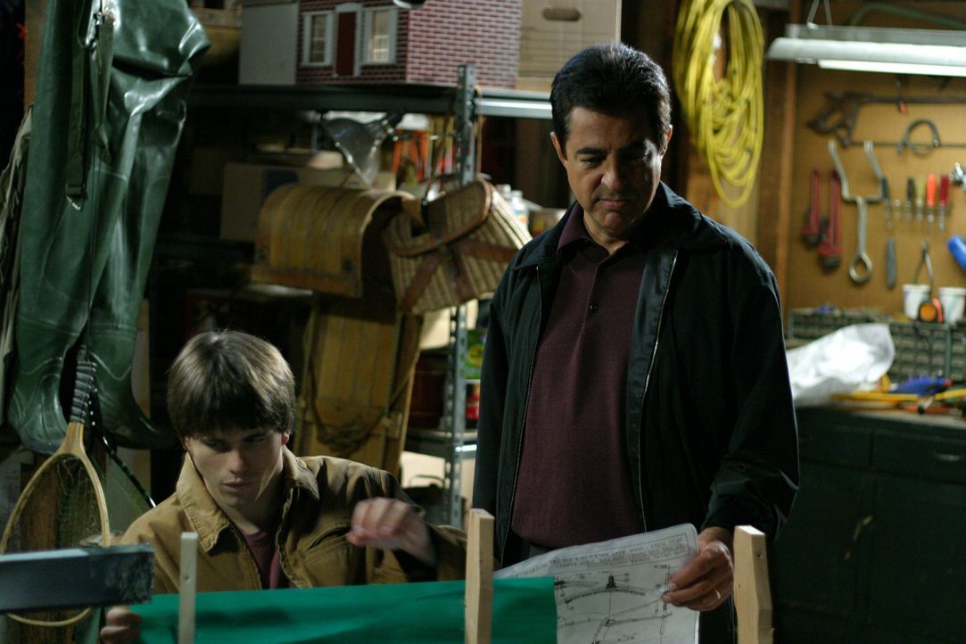 Der Bootsbau hat einen guten Zweck: Will (Joe Mantegna, r.) und Kevin (Jason Ritter, l.) kommen sich nach einem Streit wieder näher ... - Bildquelle: Sony Pictures Television