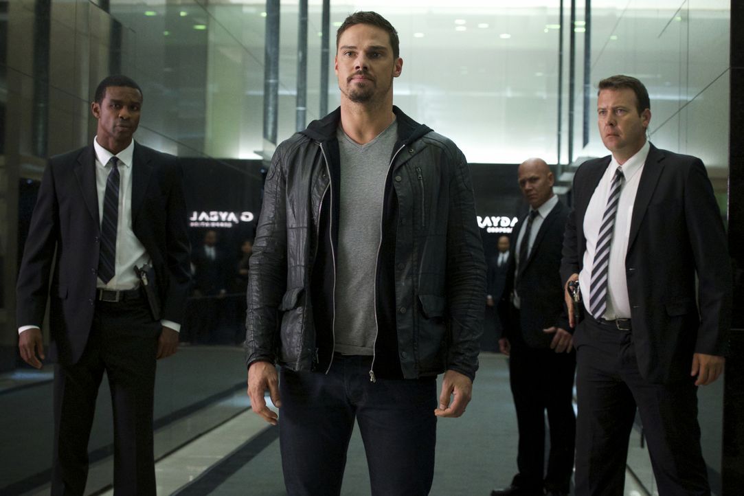 Um den Fängen des DHS zu entgehen, will sich Vincent (Jay Ryan, M.) in eine Privatarmee einschleusen. Doch werden sie ihm seine Geschichte abkaufen?... - Bildquelle: Michael Gibson 2016 The CW Network. All Rights Reserved.