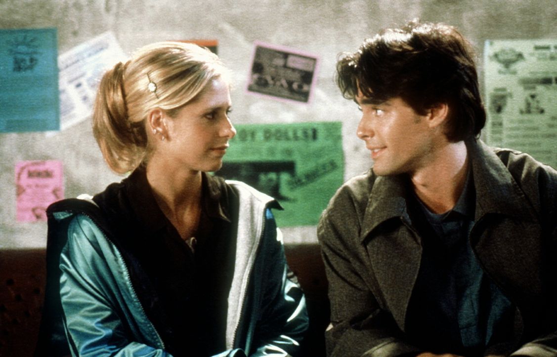 Buffy (Sarah Michelle Gellar, l.) fühlt sich zu Parker Abrams (Adam Kaufman, r.) hingezogen. - Bildquelle: TM +   2000 Twentieth Century Fox Film Corporation. All Rights Reserved.