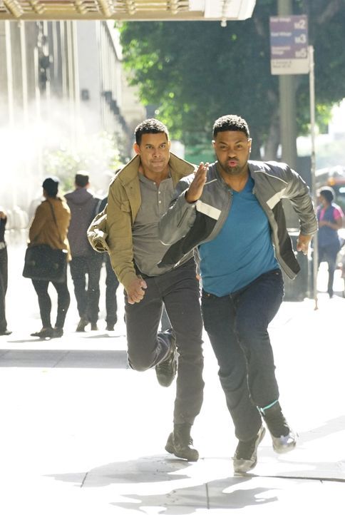 Hat Esposito (Jon Huertas, l.) mit Bolt (Roshawn Franklin, r.) wirklich den Täter gefunden? - Bildquelle: Richard Cartwright ABC Studios / Richard Cartwright