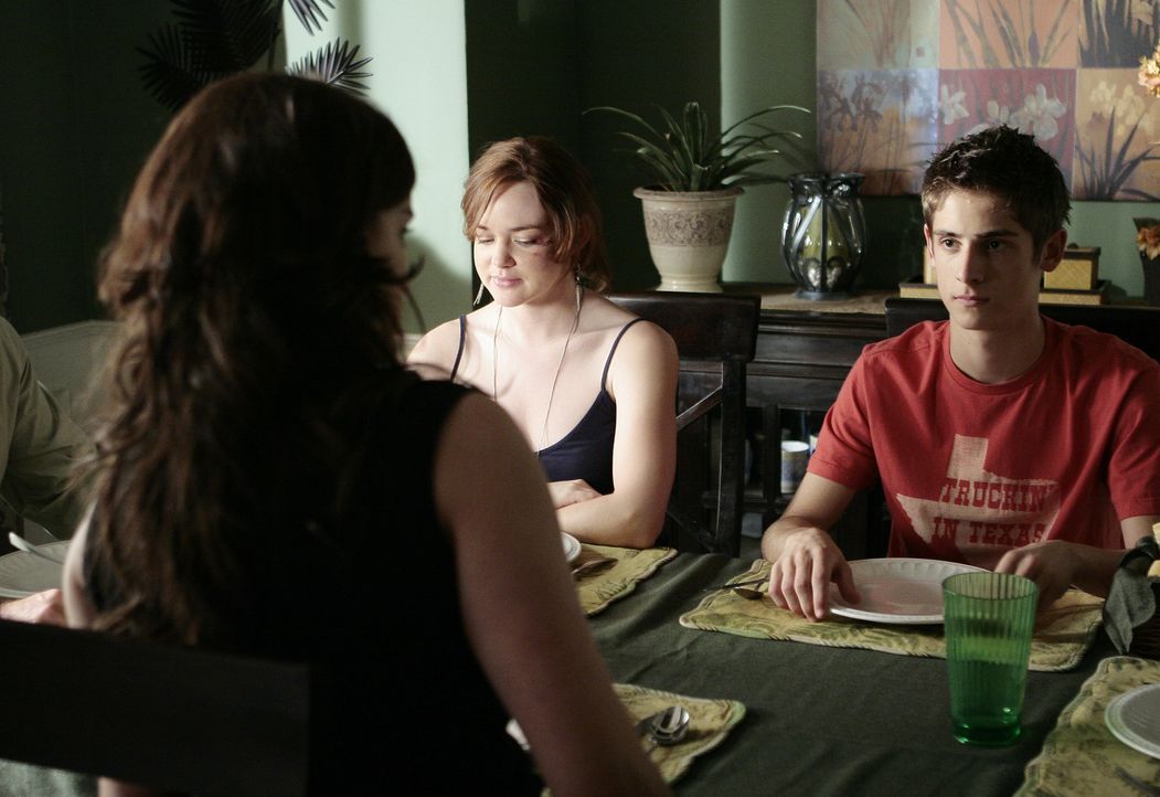 Die Familie hält zusammen: Josh (Jean-Luc Bilodeau, r.) und Lori (April Matson, l.) sind jedoch gegenüber Jessie (Jaimie Alexander, vorne) noch et... - Bildquelle: TOUCHSTONE TELEVISION